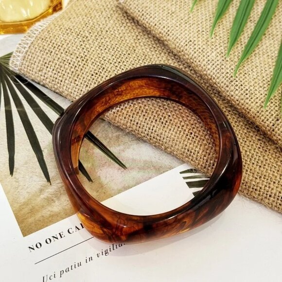 Dark Amber Colored Swirl Lucite Wide Bangle Bracelet Retro Chic Style Stackable - Picture 2 of 6